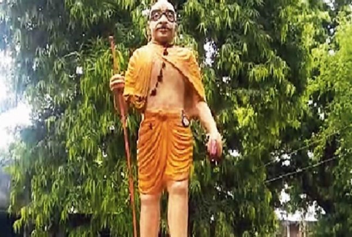 Saffron colour on Mahatma Gandhi statue in Shahjahanpur