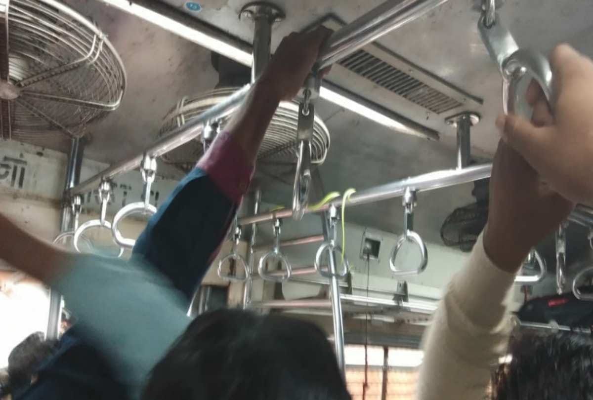 Snake Found In Mumabi Local Train In Titwala Chhatrapati Shivaji Maharaj Terminus