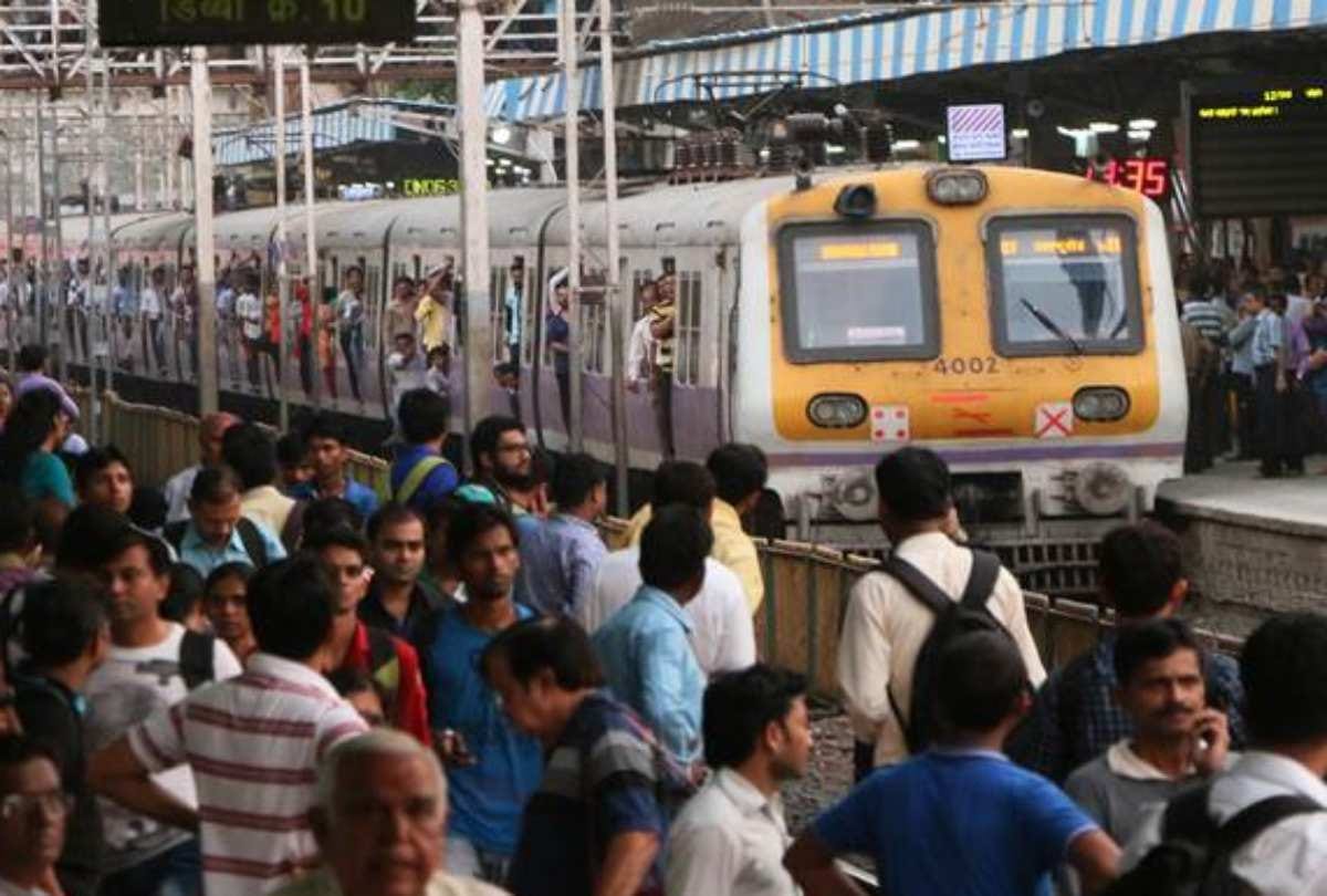 Snake Found In Mumabi Local Train In Titwala Chhatrapati Shivaji Maharaj Terminus