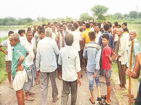घटनास्थल के पास जमा ग्रामीणों की भीड़।