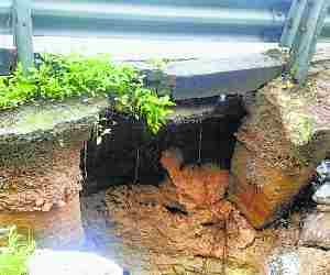 Lucknow-Faizabad highway broken due to rain.