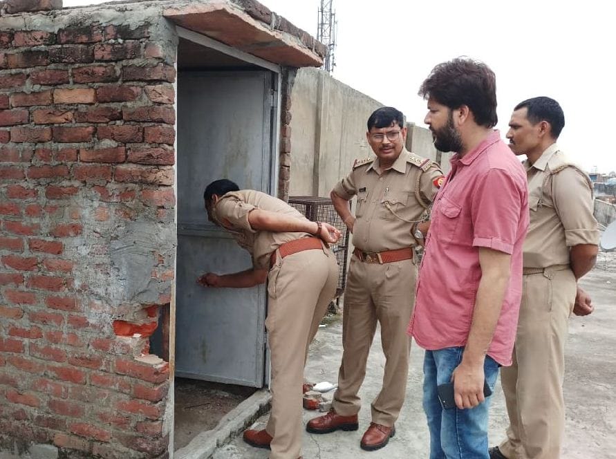 Thieves stole 10 lakhs from two shops in agra