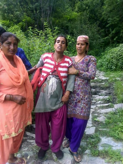 woman walk 6 km with labour pain after that she got ambulance