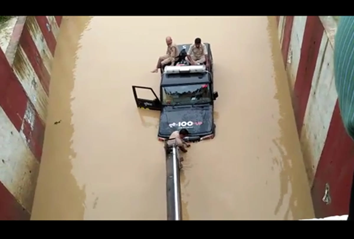 Kanpur police car stuck in water