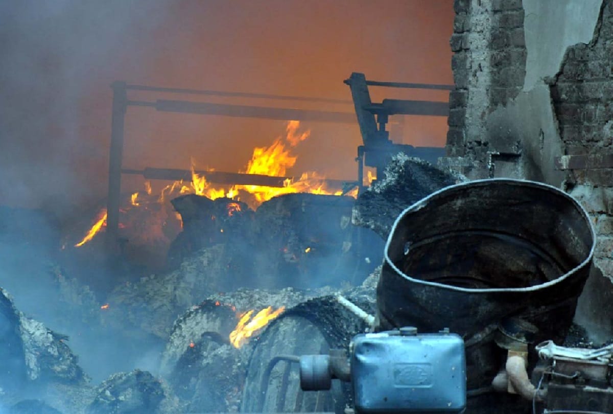 UP A fire broke out in the cardboard factory of Saharanpur, see photos