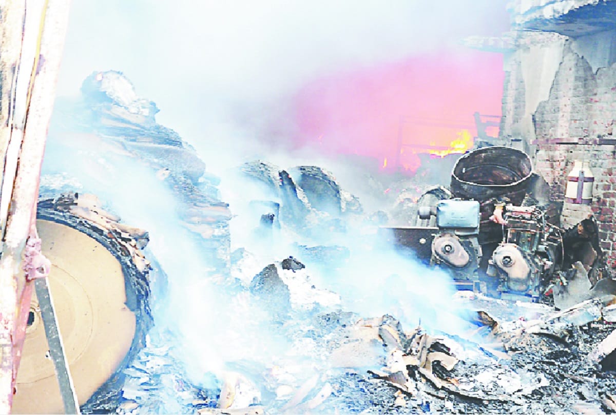 UP A fire broke out in the cardboard factory of Saharanpur, see photos