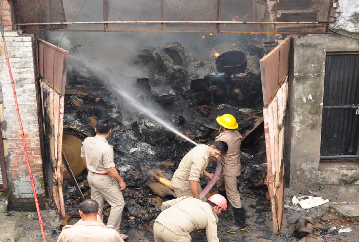 UP A fire broke out in the cardboard factory of Saharanpur, see photos