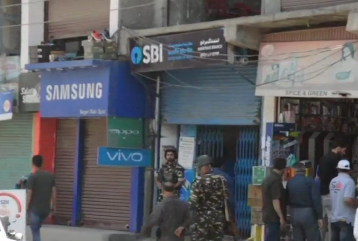 militants attack security post outside sbi bank in anantnag jammu kashmir 