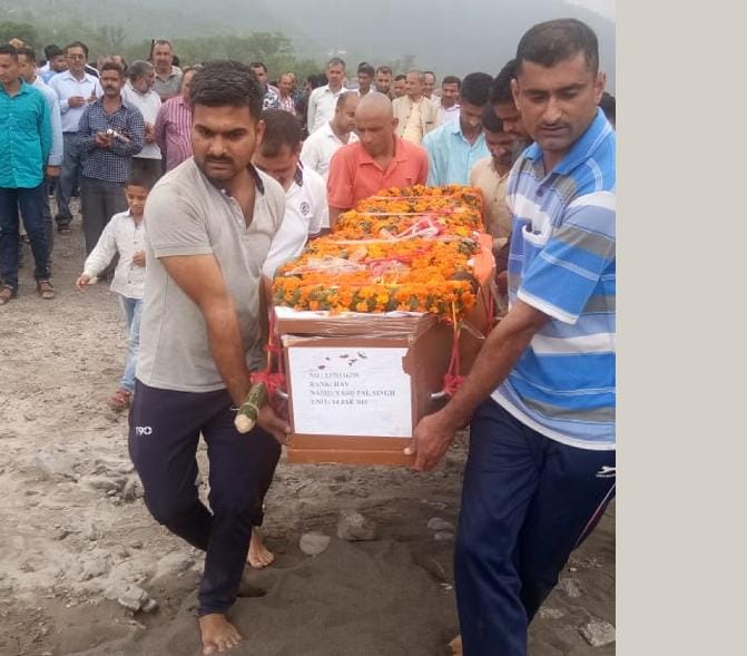 राजकीय सम्मान के साथ दी सैनिक को अंतिम विदाई
