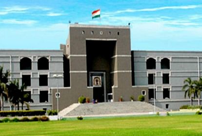Gujarat: हाईकोर्ट से IAF के अधिकारियों को मिली राहत, 28 साल पुराने मामले में उम्रकैद की सजा निलंबित, दी जमानत Gujarat High Court suspends life sentence of two former, one serving IAF personnel in custodial death case