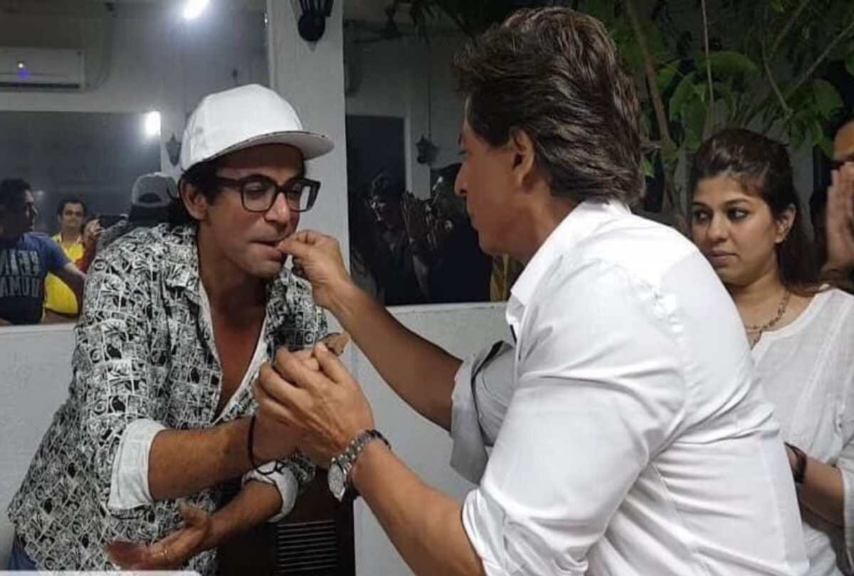 comedian sunil grover celebrate his birthday with shahrukh khan and salman khan