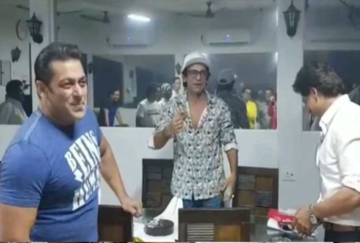 comedian sunil grover celebrate his birthday with shahrukh khan and salman khan