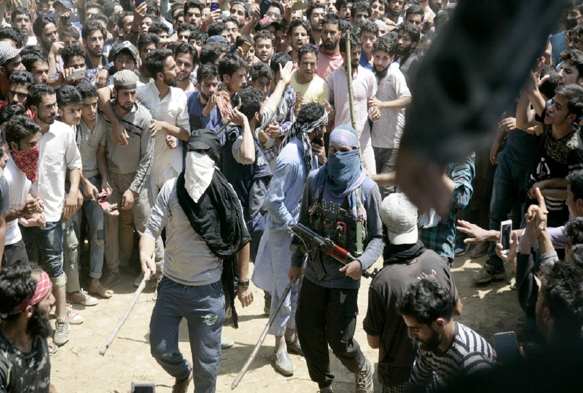 jammu kashmir let pakistani terrorist naveed jati arrived at funeral of killed militants in shopian