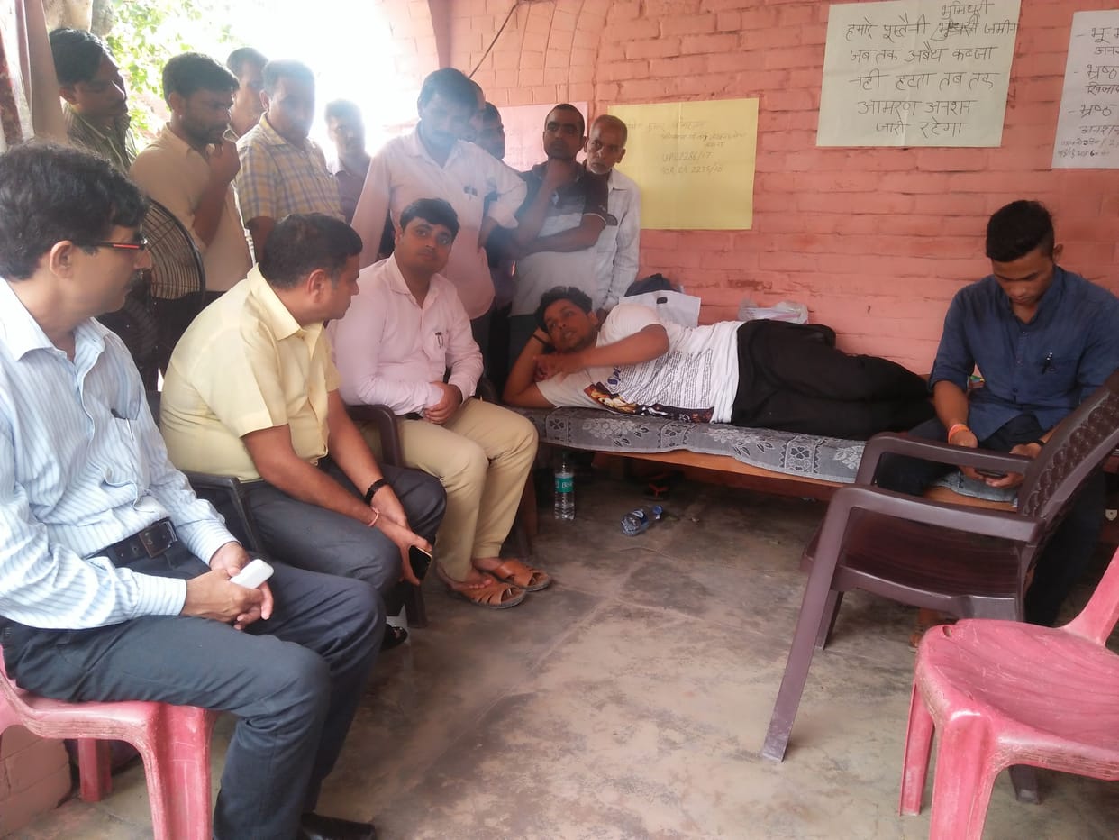 अनशनकारी वकील और एडीएम की वार्ता विफल