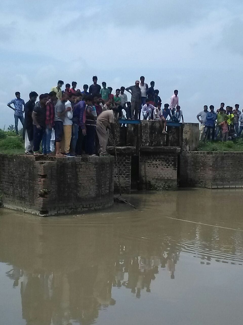 नहर में मिली महिला की अर्द्धनग्न लाश