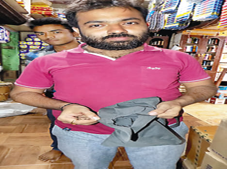 Bookkeeper's bite cut 15 thousand rupees