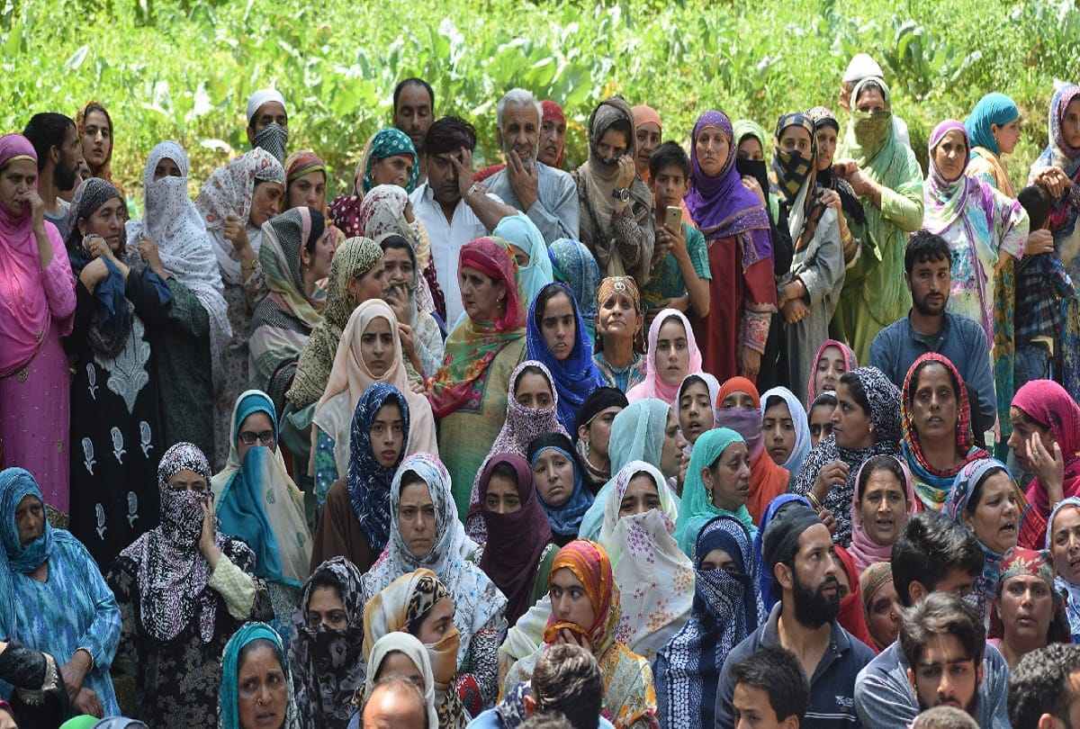 jammu kashmir let pakistani terrorist naveed jati arrived at funeral of killed militants in shopian