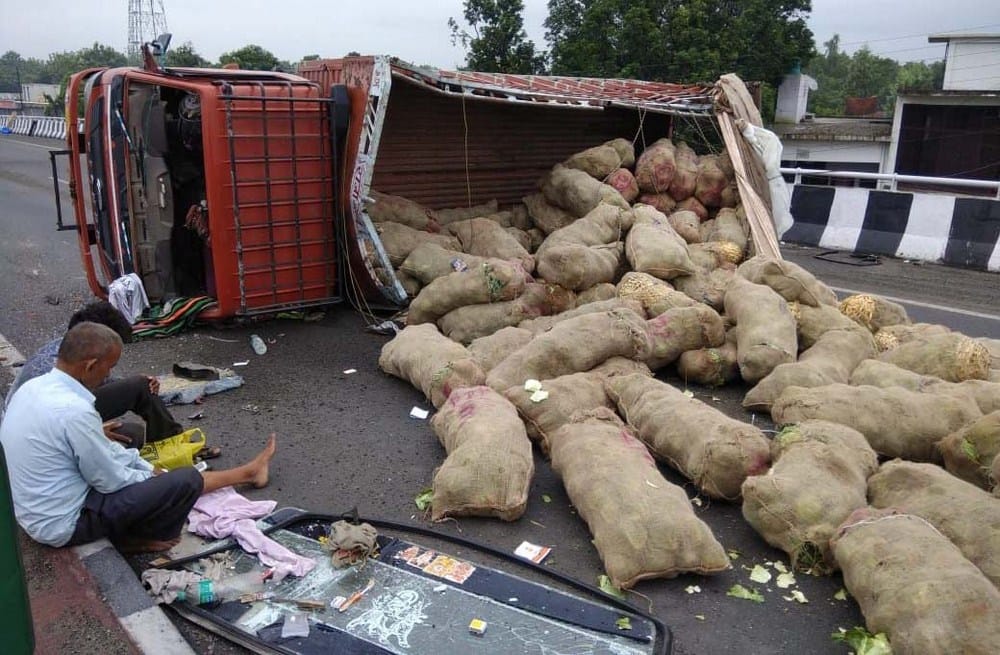a ruck fell inside road