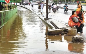 Rains of rain, water entered into thousands of homes, three houses collapsed