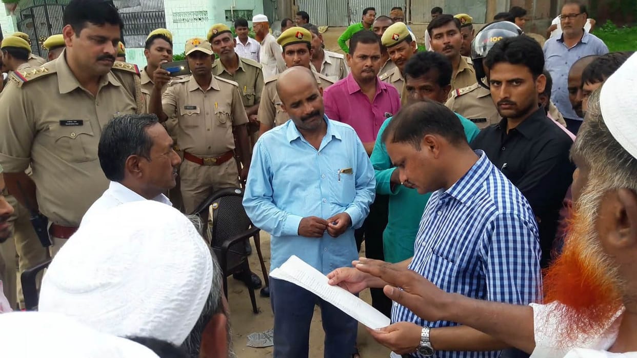 पुलिस की भीड़ से हुई नोकझोंक