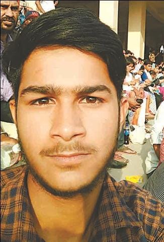 bas kee chapet mein aakar daroga ke bete kee maut