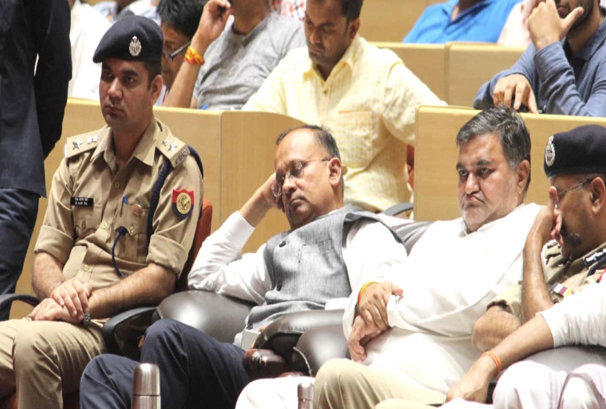 district magistrate of noida was sleeping during cm yogi program in gbu 