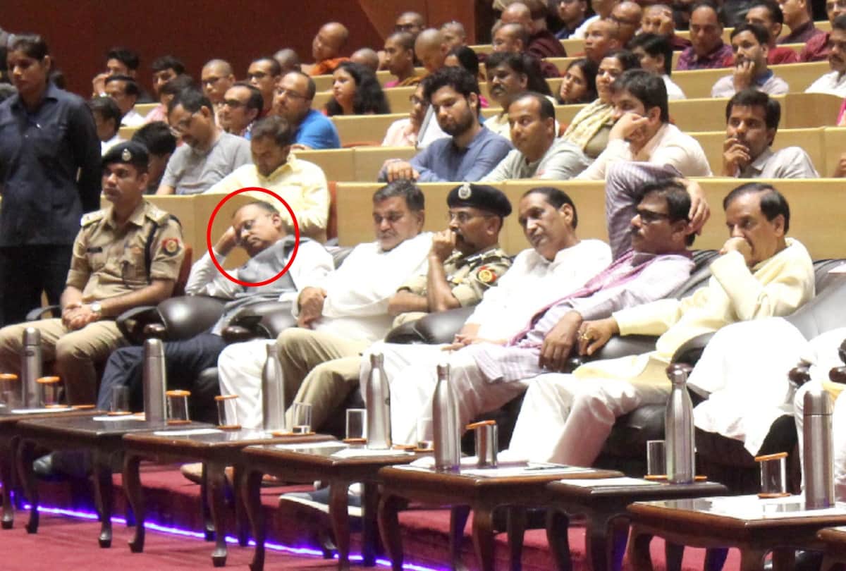 district magistrate of noida was sleeping during cm yogi program in gbu 