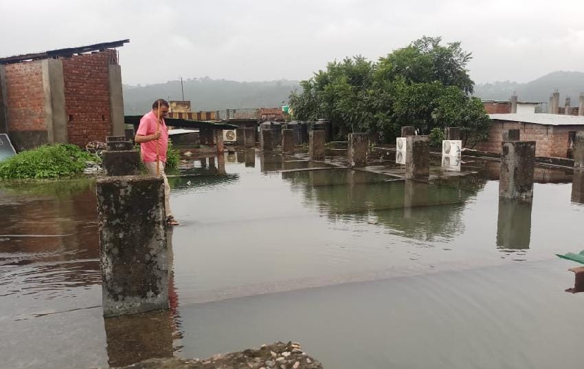 जिलाभर में भारी बारिश से नौ घंटे बंद रही बिजली