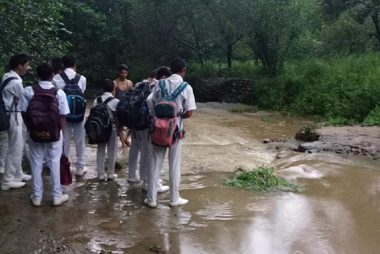 नाले में पानी उफान पर, स्कूल जाने से वंचित रहे छात्र