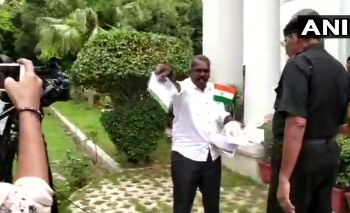 Man tries to barge inside Kerala House in Delhi with a knife