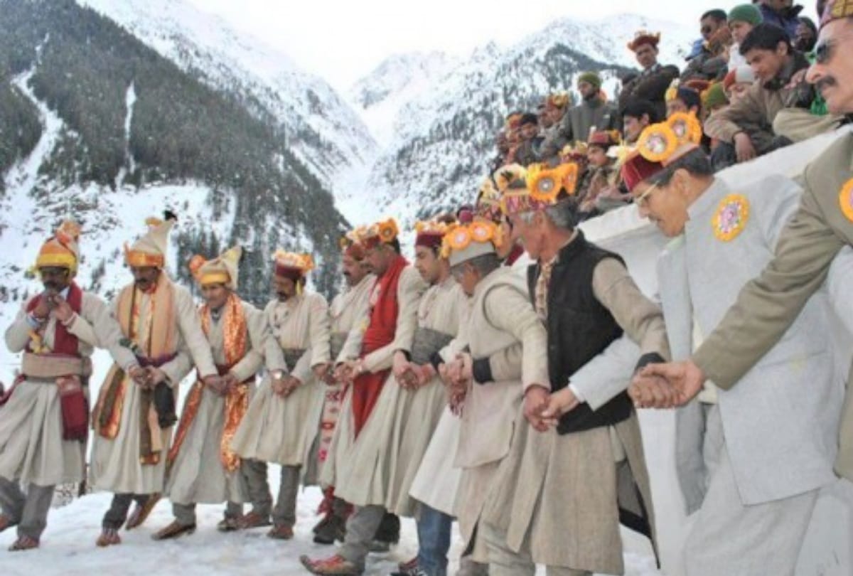 one thousand men and women dance in Lahaul Spiti Tribal Festival 2018