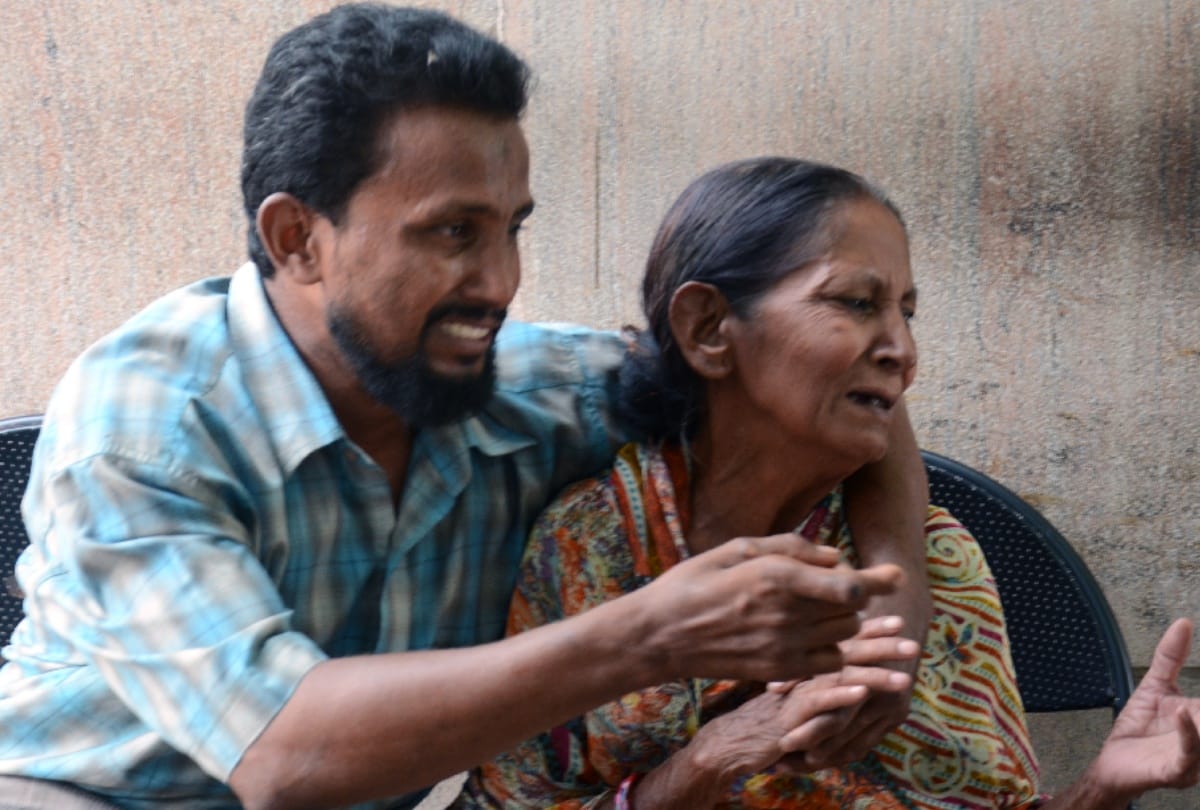 man killed wife with knife on road in noida