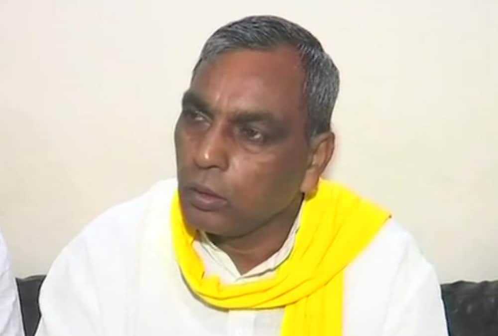  Om prakash rajbhar worshiped like god by their supporter