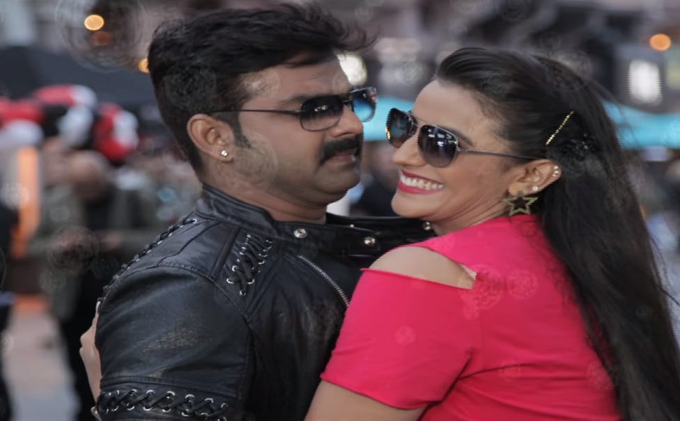 Pawan Singh and Akshara Singh bhojpuri song Locker Mein Jawani hit