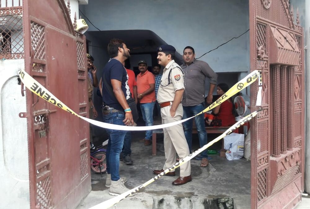 police raided in house of loot and murder accused in lucknow