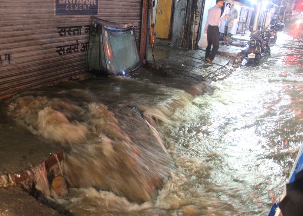due to heavy rain dehradun public in terror 
