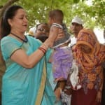 बच्चे को खिलातीं सांसद हेमा मालिनी