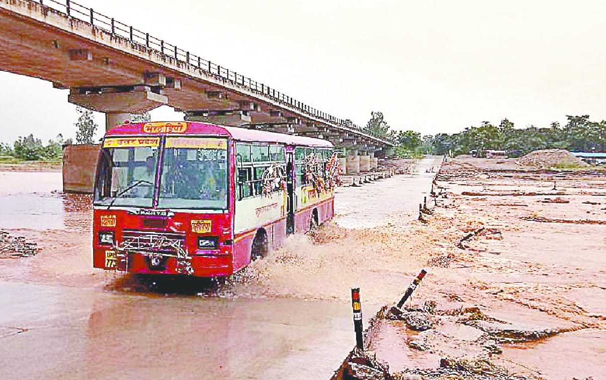 Raised water level of Kotawali river, stop vehicle