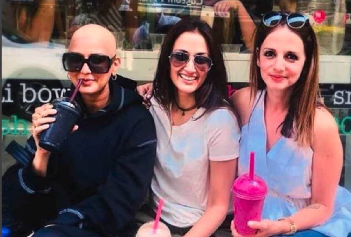sonali bendre enjoying the day with reading book