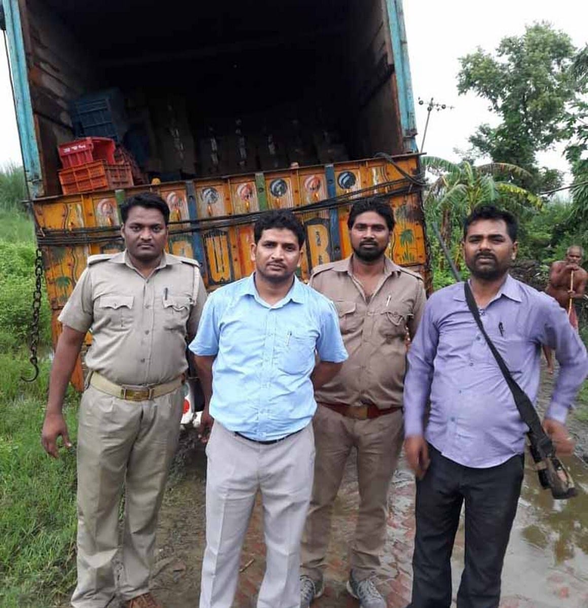 तरयासुजान पुुलिस ने पकड़ा 27840 शीशी अबैध शराब