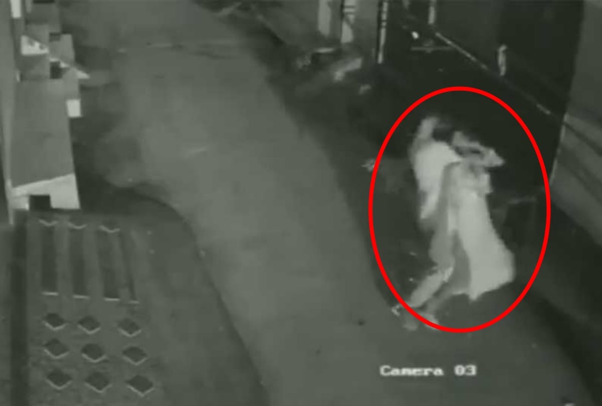 Caught on CCTV thieves snatched Jewellery and mobile phone in Delhi Mansarovar Park area