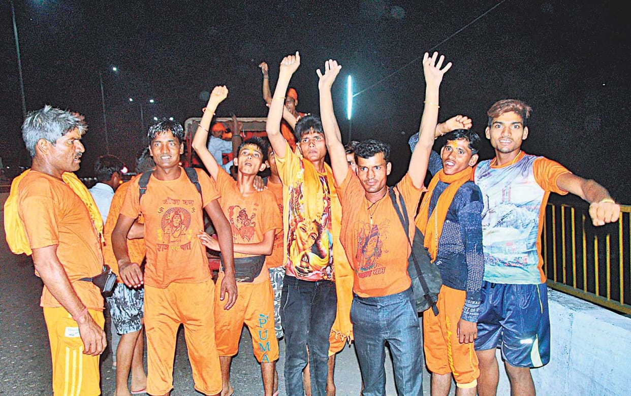 devotee of lord shiva coming at brajghat in amroha