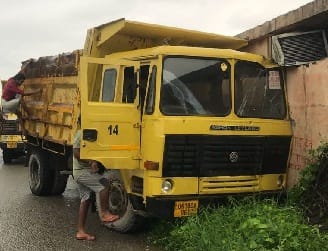 स्कूल की दीवार में घुसा डंपर सीज