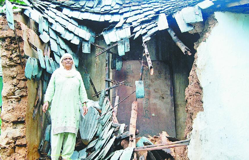 अमलैहड़ में मकान, सुजानपुर में डंगा गिरा