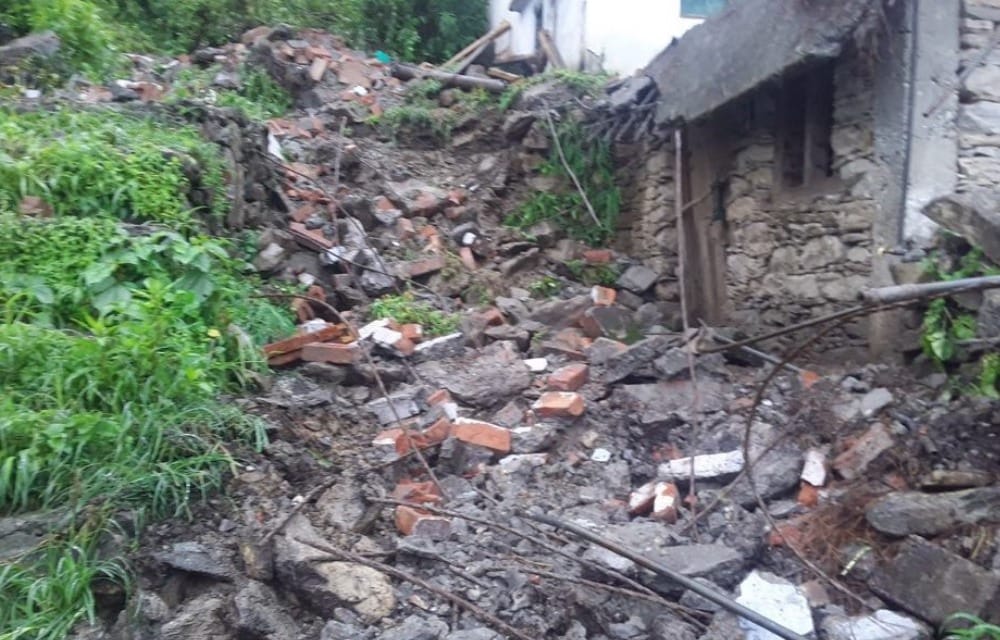 landslide in uttarakhand women and children injured