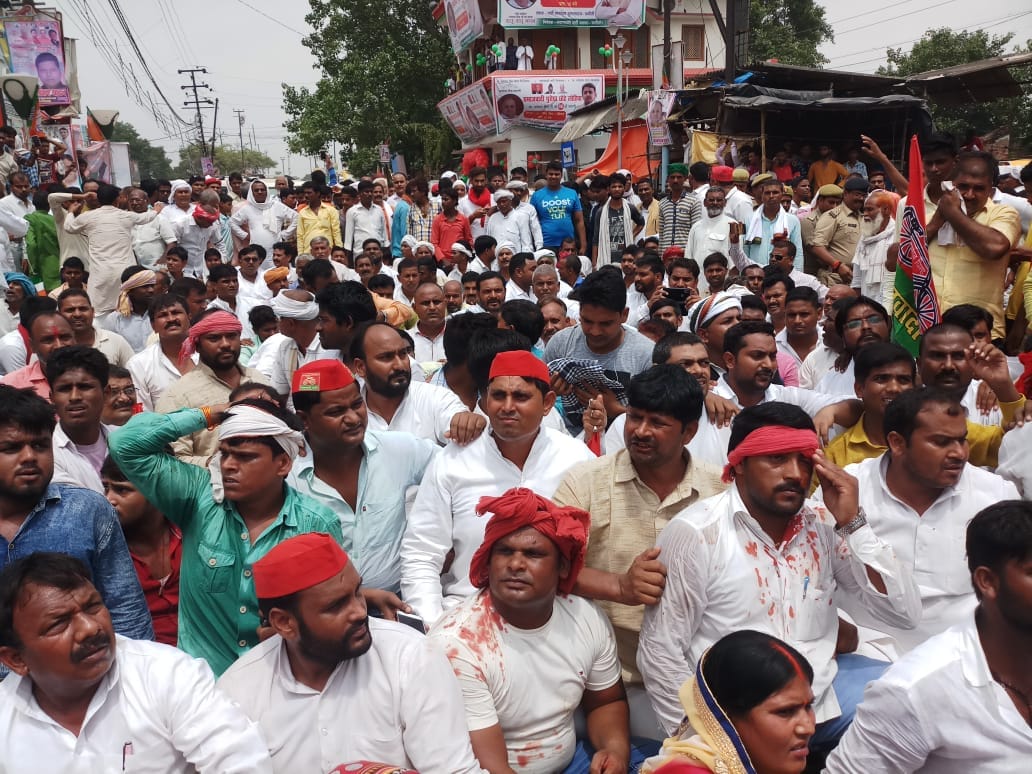 Lathicharge on samajwadi party workers at chandauli