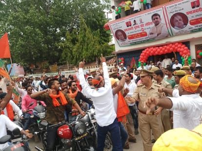 Chairs gone fly in air and chaos in amit shah Cm yogi rally