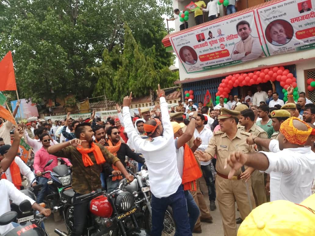 Lathicharge on samajwadi party workers at chandauli