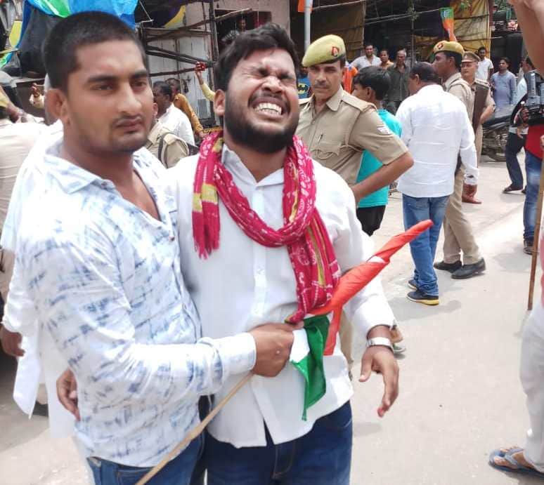 Lathicharge on samajwadi party workers at chandauli