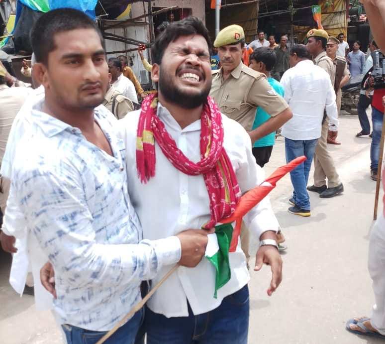 Lathicharge on samajwadi party workers at chandauli